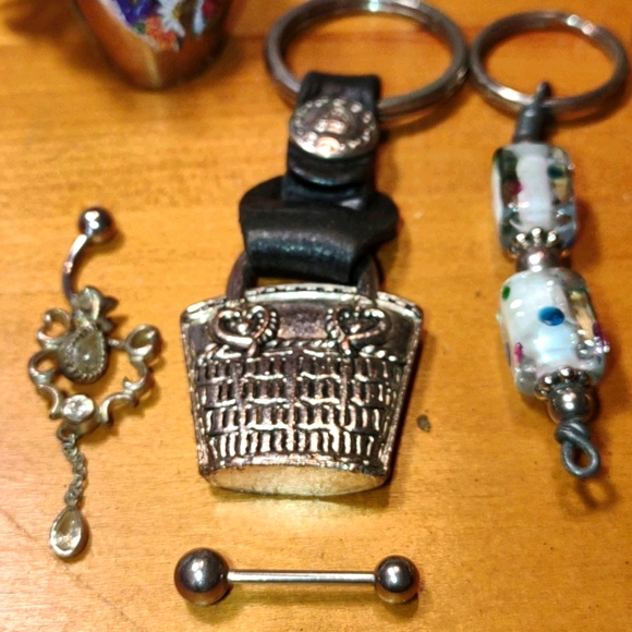 Beautiful Lot of Vintage Keychains/Body Jewelry - Picture 4 of 5